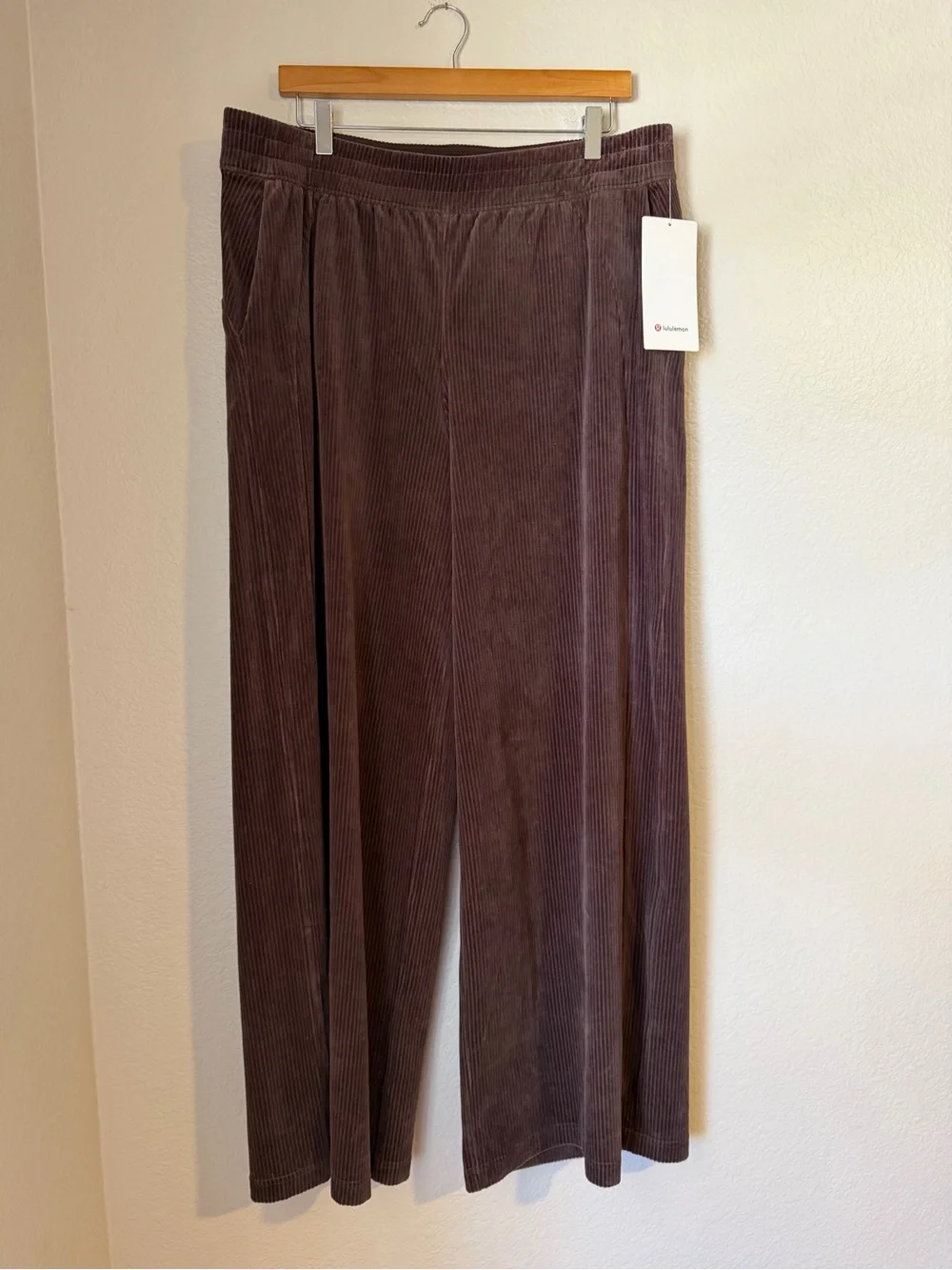 Lululemon Scuba Mid-Rise Wide-Leg Pant Velvet Cord Espresso NWT Size 14 Athletic